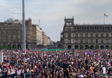 “Fuera aborto del ‘Código Penal”: Las Manifestantes Comienzan a Llenar el Zócalo