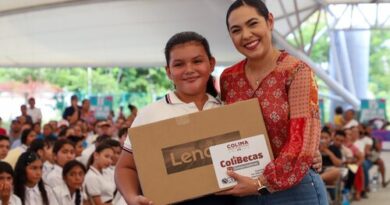 Estudiante de Colima recibe computadora grauita.