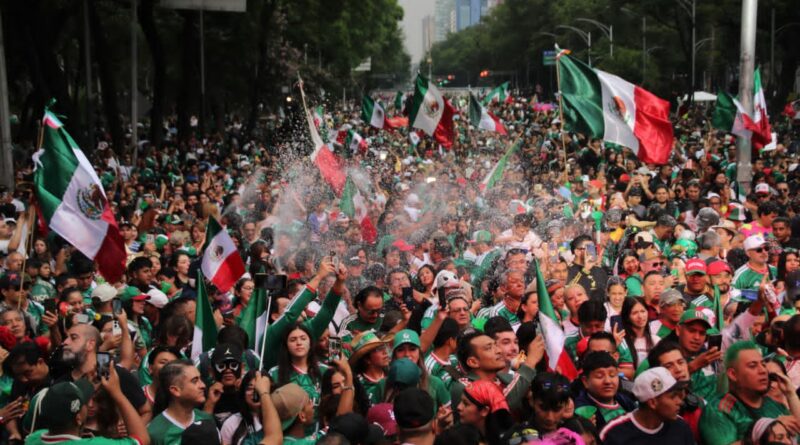 150 Mil Personas Celebran Triunfo de México en Paseo de la Reforma
