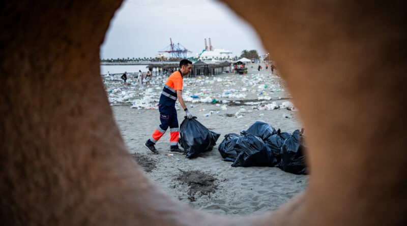 La Basura, la Otra Cara de la Noche de San Juan en Málaga