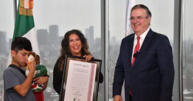 Economía e IMPI Entregan Registro de Marca de “Pato Merlín”