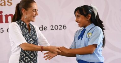 Claudia Sheinbaum Entrega Becas Rita Cetina Para Uniformes y Útiles Escolares