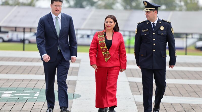 Clara Brugada Gradúa a 426 Policías y Anuncia Estímulo por Mundial