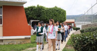 Margarita González Saravia Supervisa Mejoras en Telesecundaria de Tlayacapan
