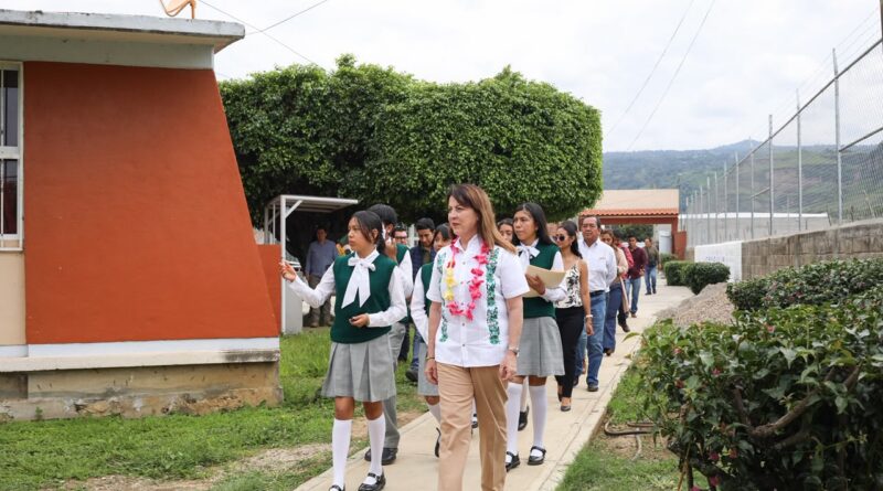 Margarita González Saravia Supervisa Mejoras en Telesecundaria de Tlayacapan