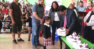 Nazario Gutiérrez Respalda a las Familias Texcocanas; Entrega 30 mil Pares de Tenis a Estudiantes