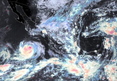 Huracán Rachel, Categoría 2, se Aleja Lentamente de México