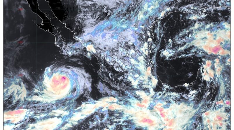 Huracán Rachel, Categoría 2, se Aleja Lentamente de México