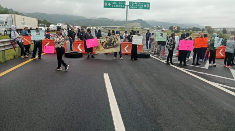Bloquean Autopista en Michoacán Para Exigir Liberar a Siete Personas