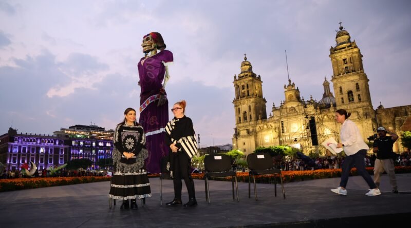 La Catrina más Alta del Mundo Ilumina el Zócalo de la CDMX