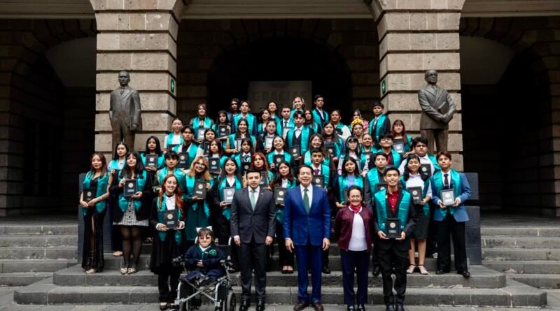 SEP Reconoce la Excelencia Académica de 50 Egresados del Conalep